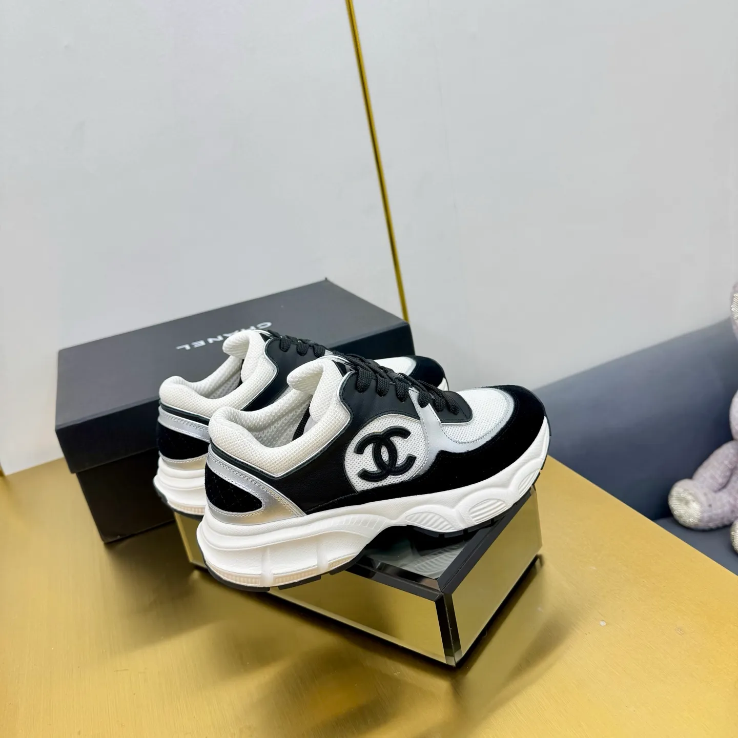 p700🐮🐮Upgraded version, upgraded version, upgraded version! No rebuttal accepted! ! ! ! Chanel Chanel dad shoes, couples' model for men and women - 2025 top casual sneakers in the counter. This classic design; the upper is electro-embroidered with various techniques; ❷The inner lining is made of: original Yangli + net ❸The outsole is based on: the original TPU combination outsole. The full set of boutique packaging for women 35–41